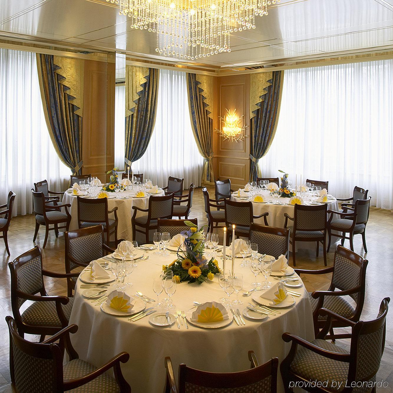 Colombi Hotel Friburgo em Brisgóvia Restaurante foto A table set for a formal dinner