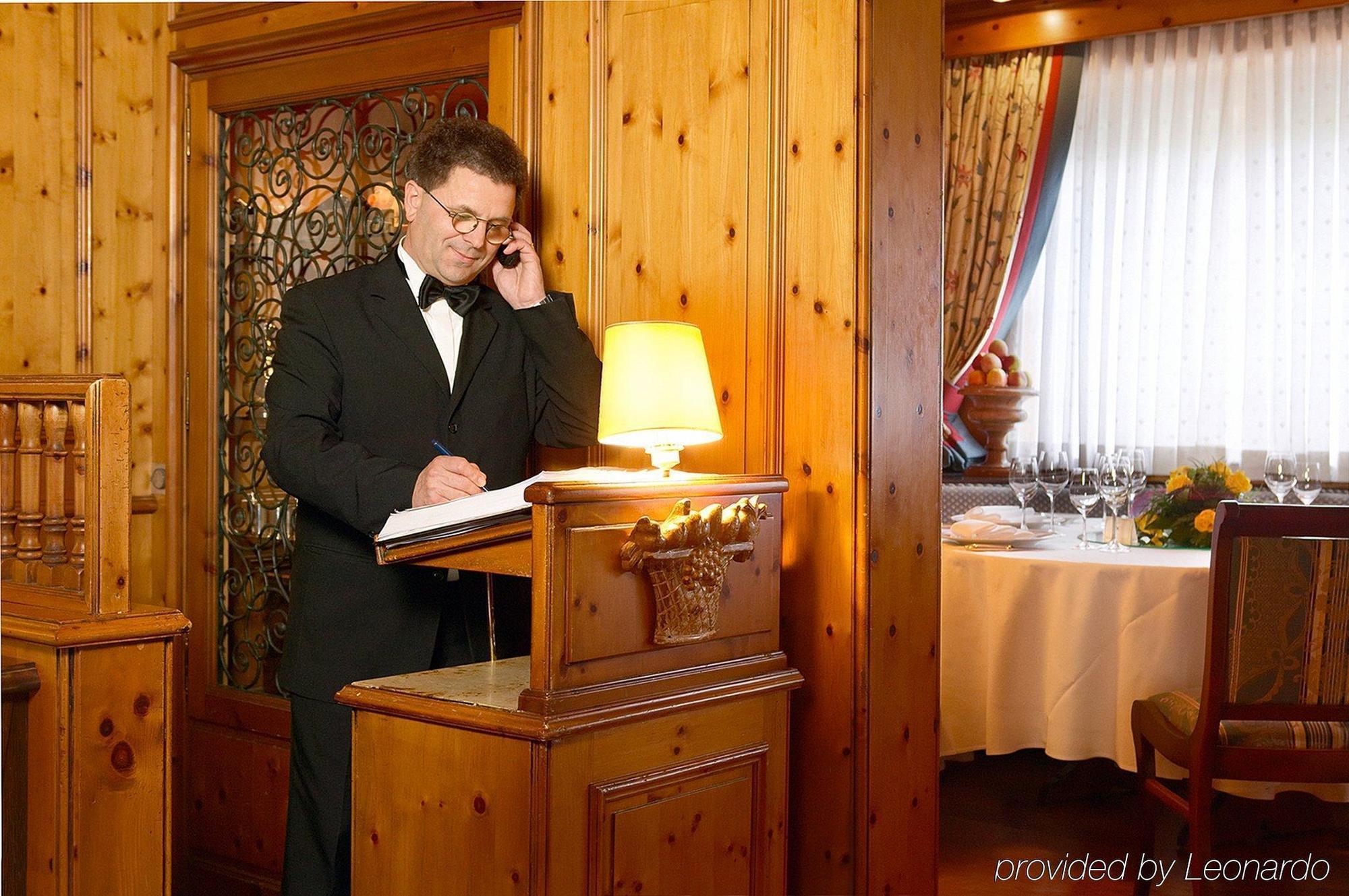 Colombi Hotel Friburgo em Brisgóvia Restaurante foto A butler at work