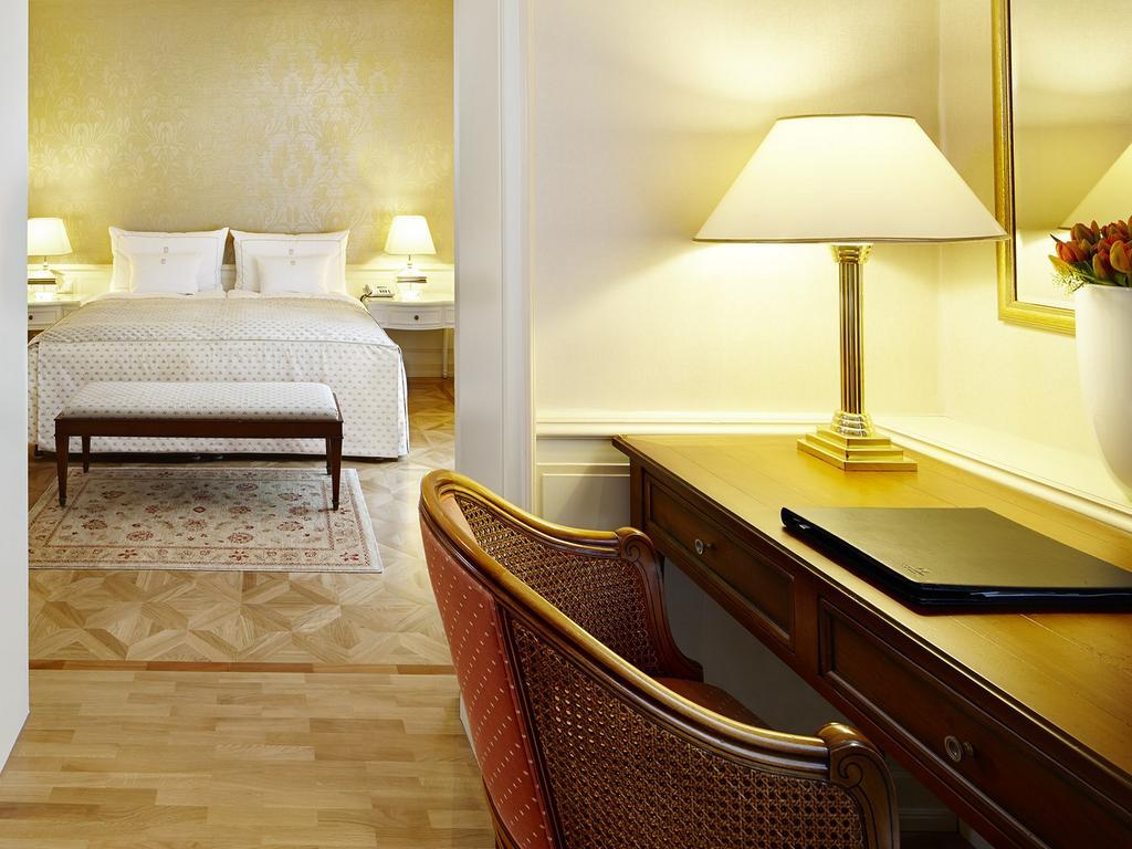 Colombi Hotel Friburgo em Brisgóvia Exterior foto A room at the Mandarin Oriental, Munich