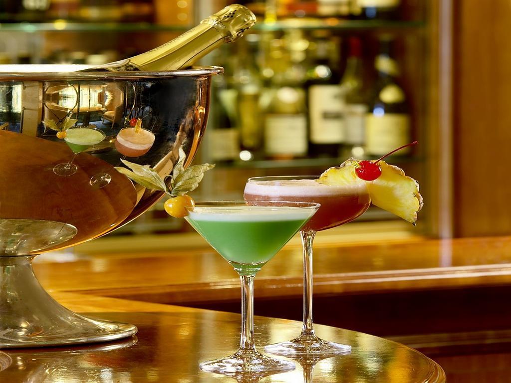 Colombi Hotel Friburgo em Brisgóvia Exterior foto A Clover Club (left) and a French Kiss (right)