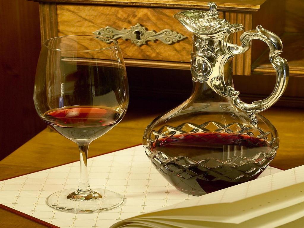 Colombi Hotel Friburgo em Brisgóvia Exterior foto A traditional wine decanter